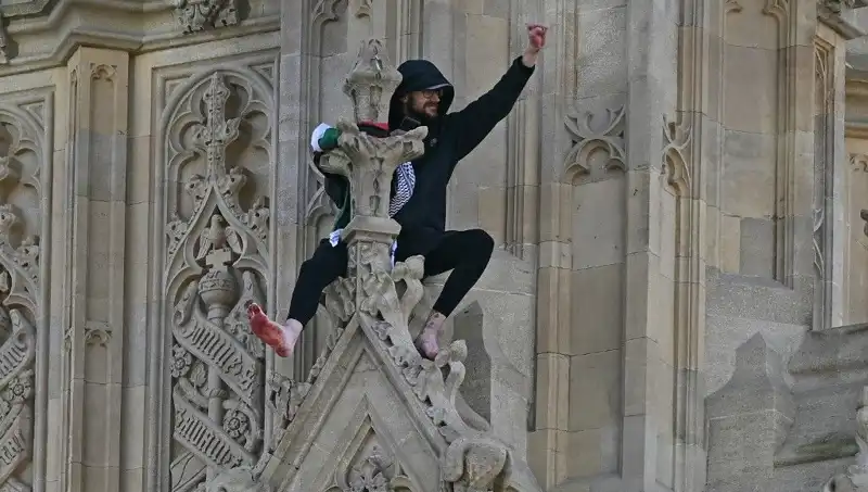 Londra’da Filistin Bayrağıyla Big Ben’e Tırmanan Protestocu Ortağı Açıkladı!