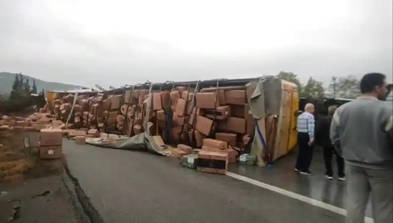 TEM Otoyolu'nda TIR Devrildi: Ankara Yolu Trafiğe Kapandı!