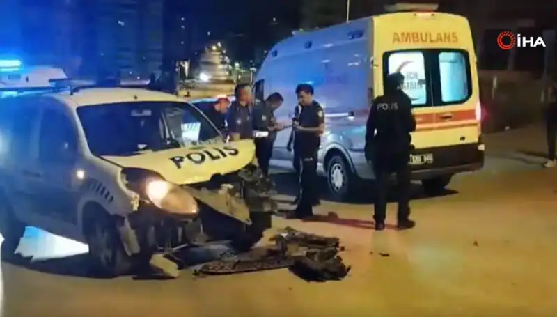Ankara'da Trafik Kazası: Hafif Ticari Araç Polis Araçla Çarpıştı
