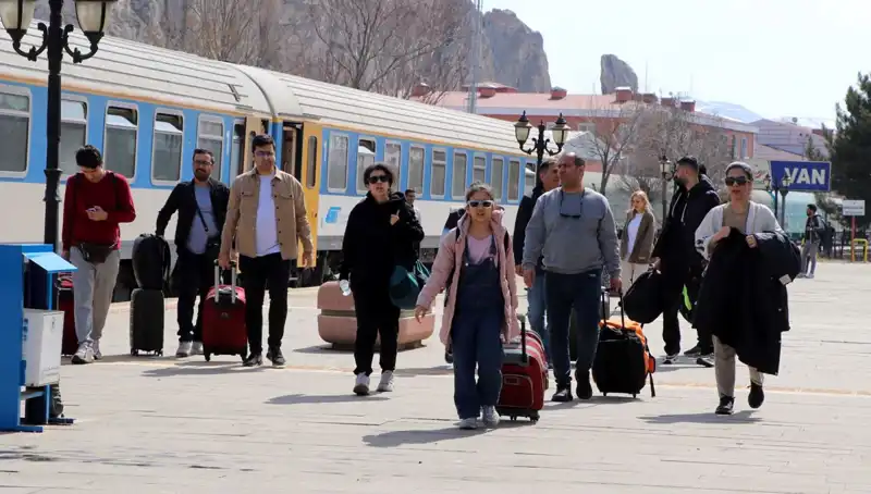 İranlı Turistler Nevruz'da Van'ı Ziyaret Edecek: Ekonomik Fırsatlar Nasıl Değerlendirilecek?