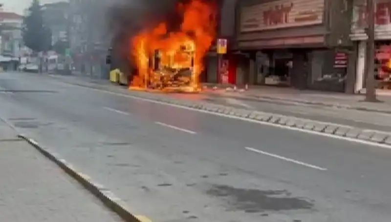 Ümraniye'de Korkunç Yangın: Gözler Alevlerin İçinde Kaldı