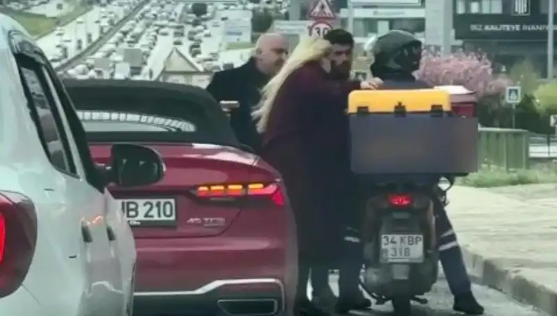 D-100'de Şok Edici Olay: Motokuryeye Silah Çekildi