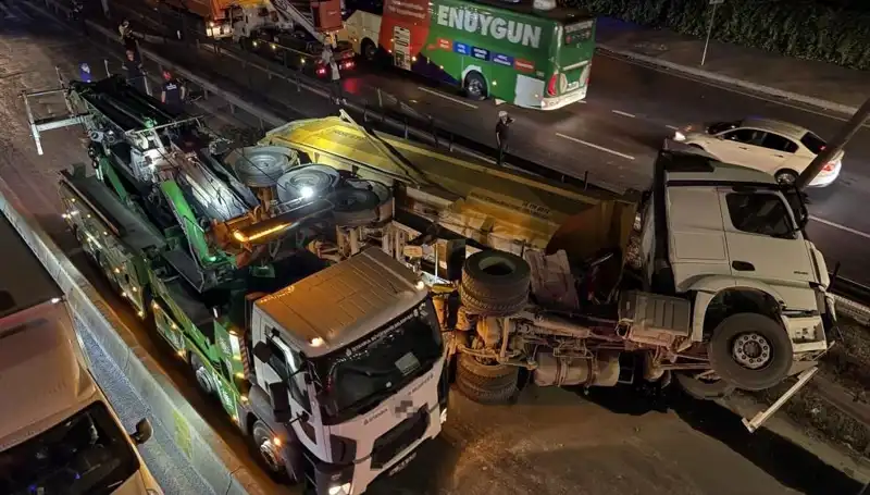 Moloz Yüklü Hafriyat Kamyonu Devrildi: Şehirde Trafik Karmaşası