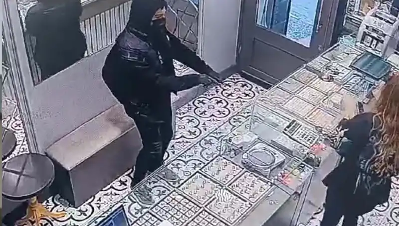 Soygun Girişimi: Hırsızlar Dolaba Takılınca Planları Suya Düştü