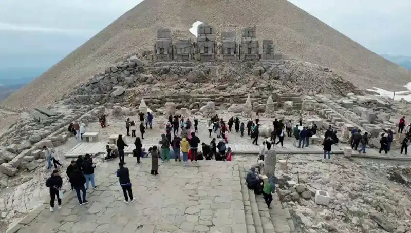 Bayramda Nemrut Dağı'nda Ziyaretçi Akını: Rekor Sayıda Turist Geldi