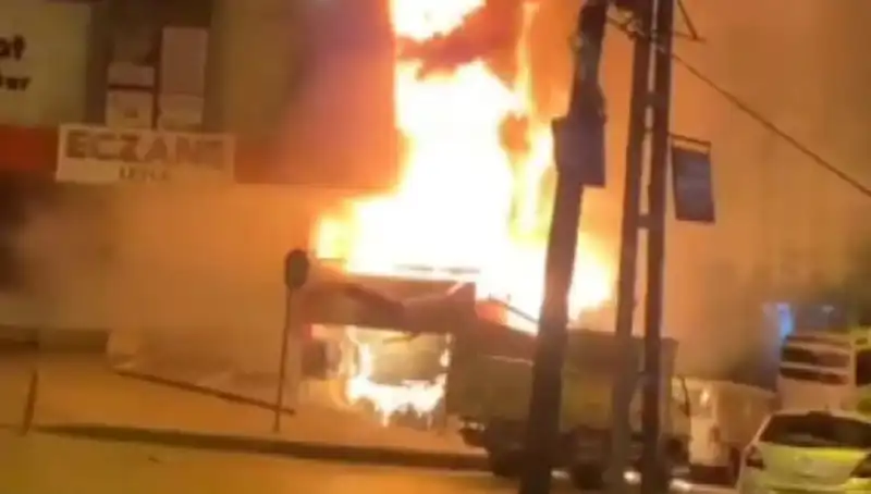 Başakşehir’de İş Merkezinde Yangın: Alarm Verildi, Çalışanlar Tahliye Edildi
