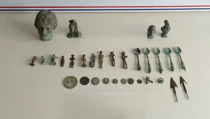 Roma Dönemine Ait Tarihi Eserler Piyasaya Sürülmek Üzere Ele Geçirildi