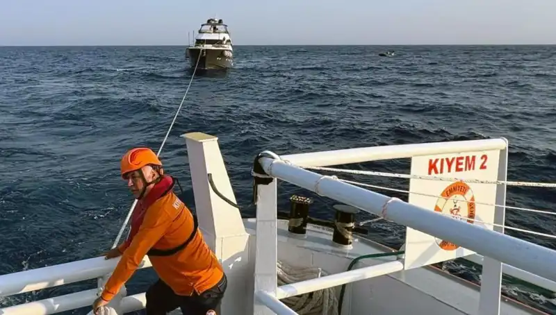 Marmaris Açıklarında Sürüklenen Tekne Kurtarıldı: Ekipler Zamanla Yarıştı