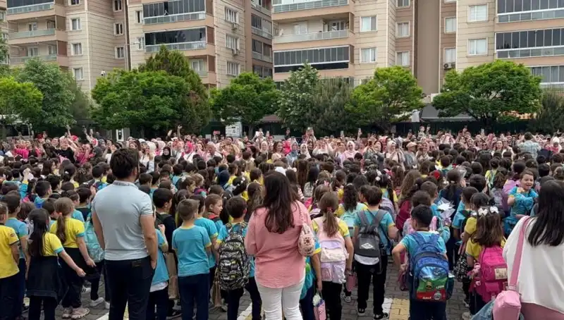 Öğrencilerden Annelerini Ağlatan Duygusal Sürpriz: Annelere Özel Bir Vefa Günü