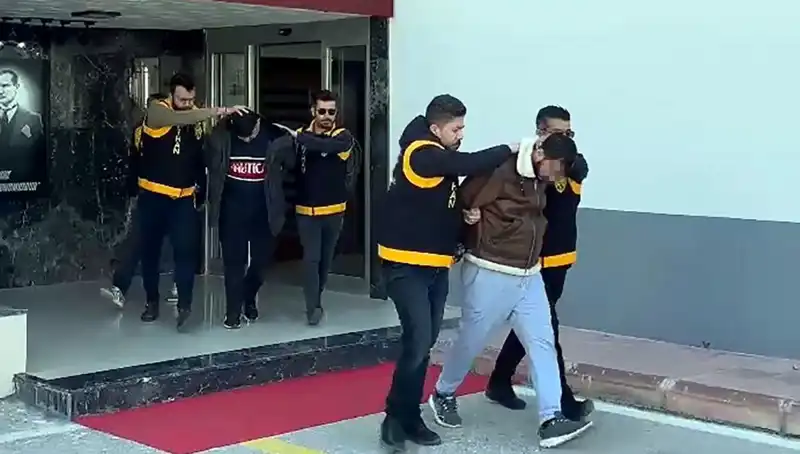 İki Şüpheli, Başına Silah Dayayıp 2 Milyon Lira İstedi: Tutuklandılar!