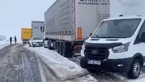 Kars-Ardahan Karayolunda Kar Yağışı: TIR’lar Yolda Kaldı!