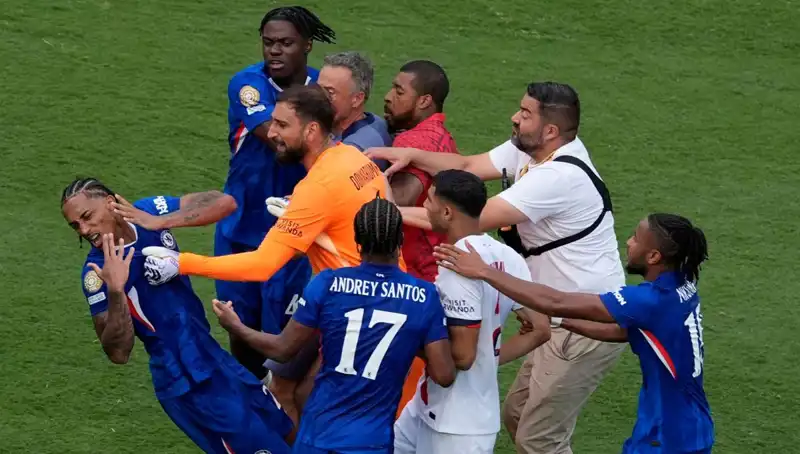Dev Finalde Şok Olay: Teknik Yönetici Futbolcuya Yumruk Attı!