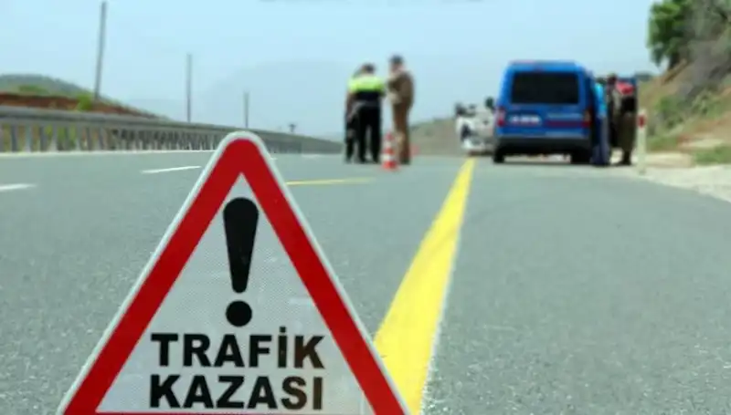 Ticari Araç ve Otomobil Çarpışmasında 5 Kişi Yaralandı
