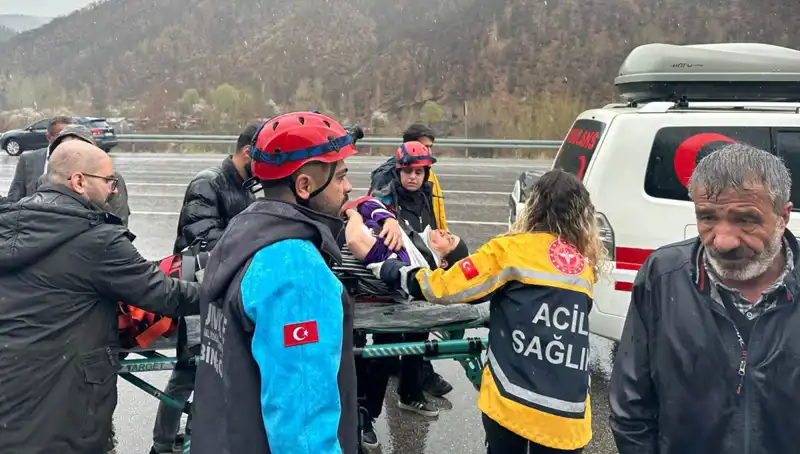 Şok Edici Kaza: Otomobil İstinad Duvarına Çarptı, 5 Kişi Yaralı!