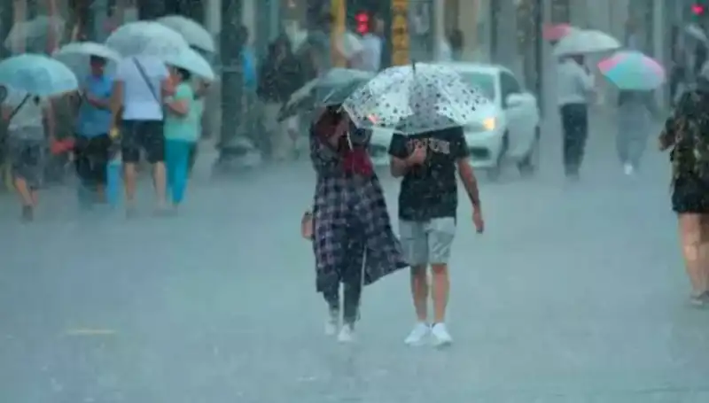 İstanbul'da Sağanak Yağış ve Rüzgar Alarmı: Hastanelerden Yangın Bölgesine Uyarı!